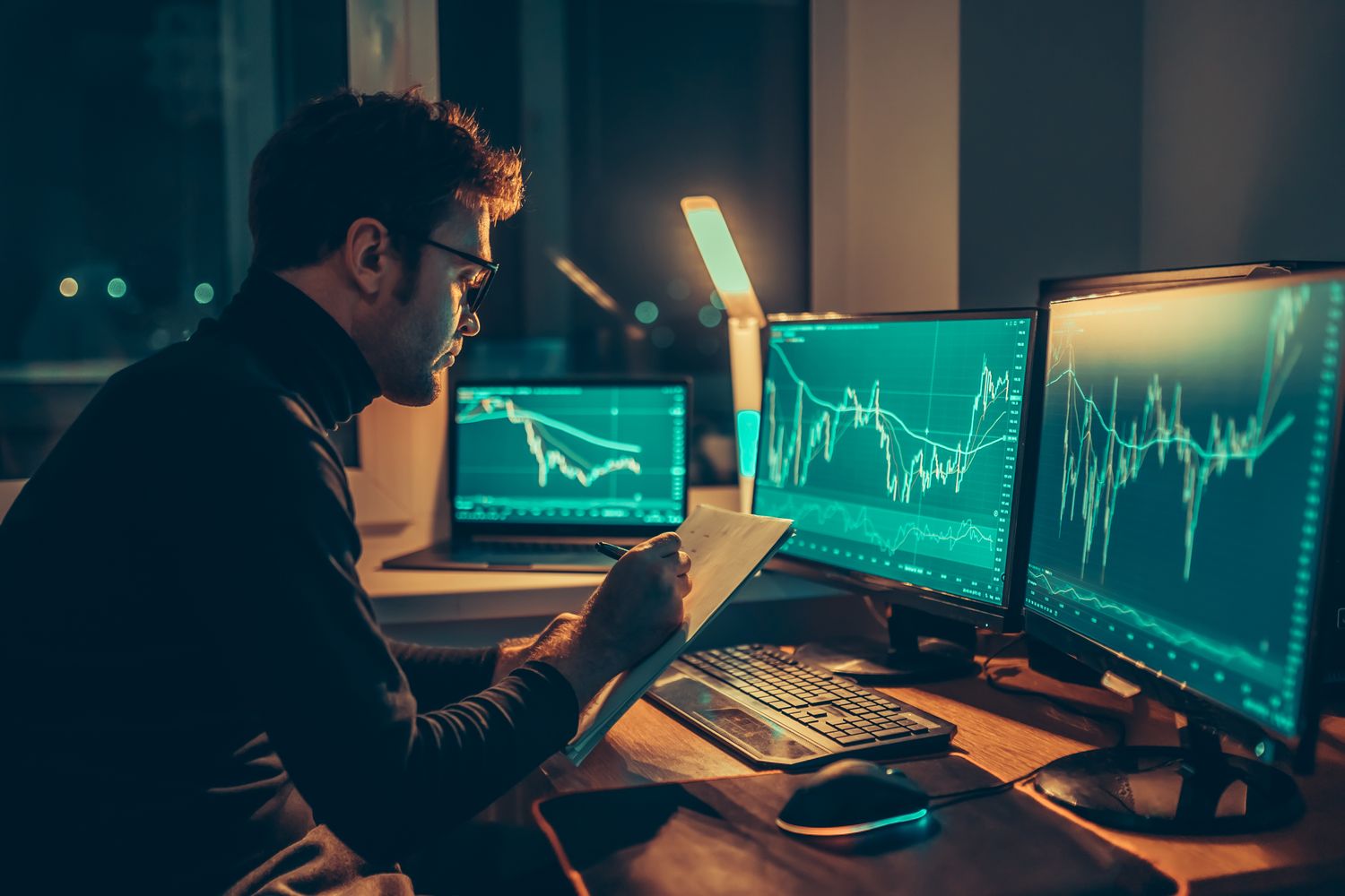 Trader analysiert Charts